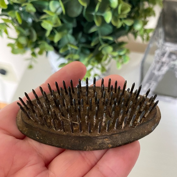 Vintage heavy Oval Cast Metal Spike Flower Frog Display 3 1/8" x 1 7/8" - Picture 1 of 6